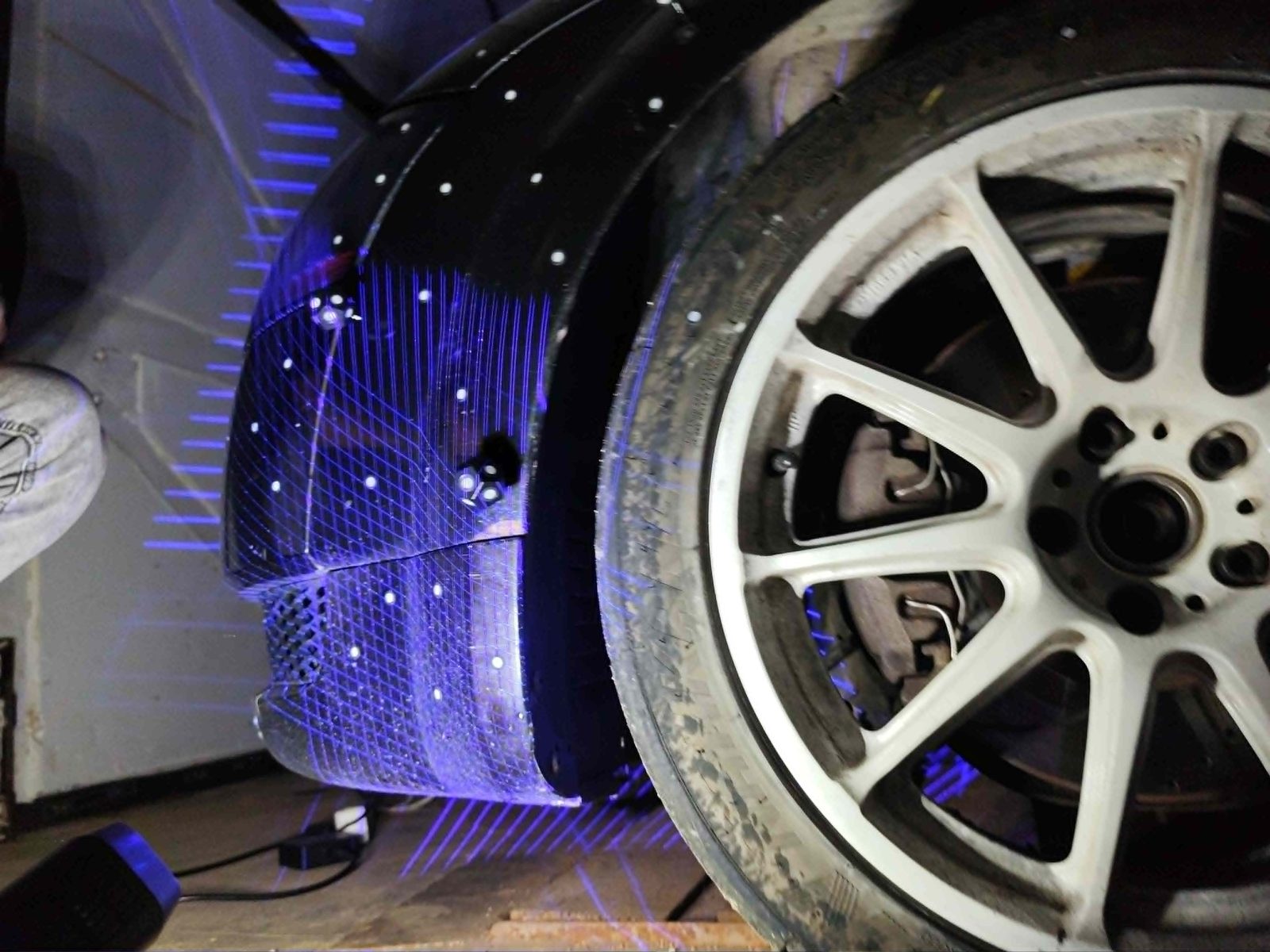 Audi TT esitiiva aluse 3D-skannimine siniste laserjoontega