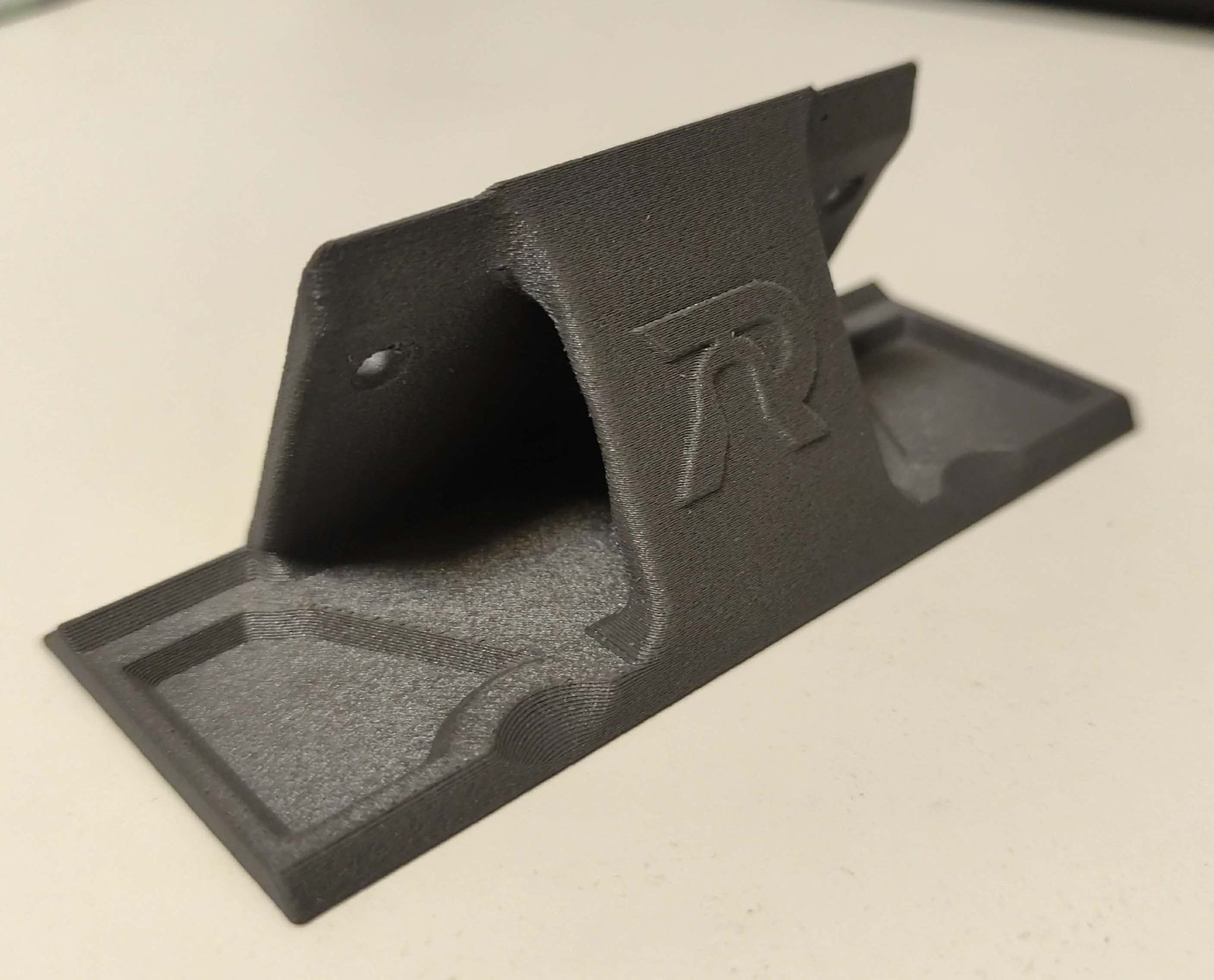 3D-prinditud kronstein RaceCani logoga