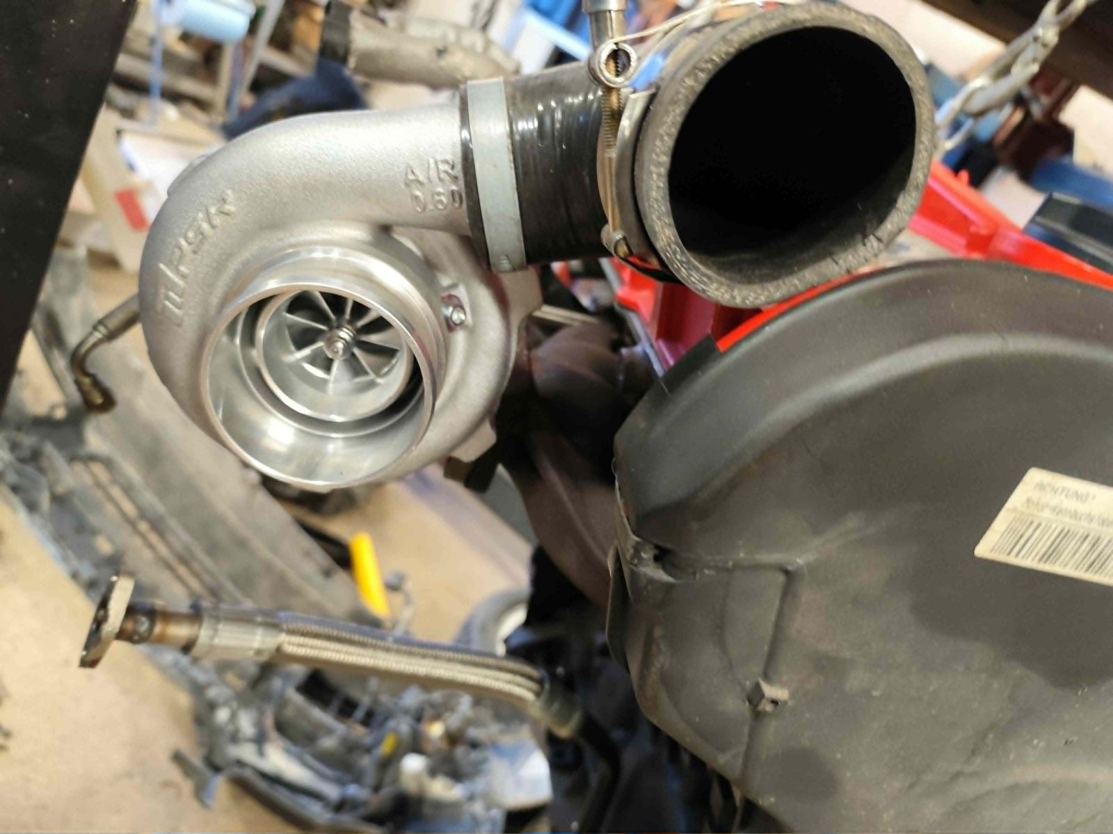 Paigaldatud turbo ja sissevõtutorustik mootoriruumis